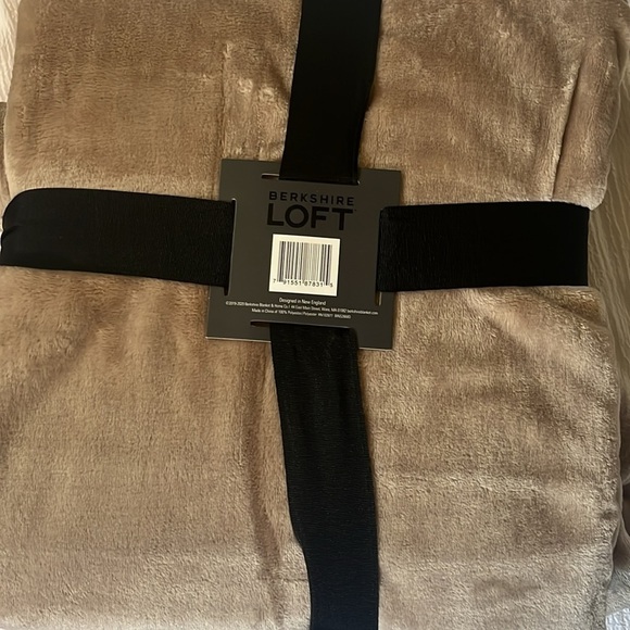 BERKSHIRE LOFT flannel throw blanket - Picture 2 of 3